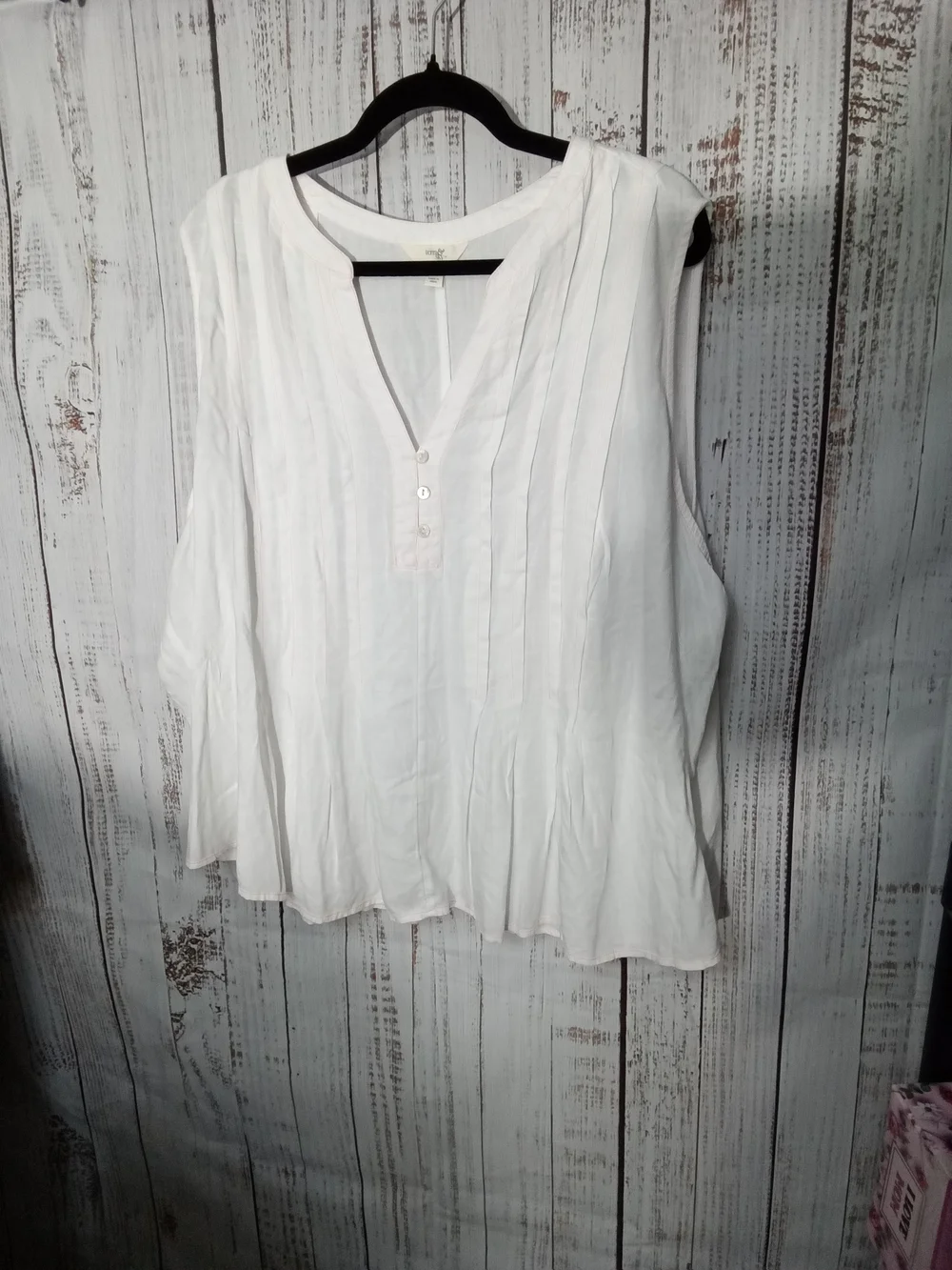 Terra & Sky White Sleeveless Pleated V-Neck Tunic - Picture 1 of 4